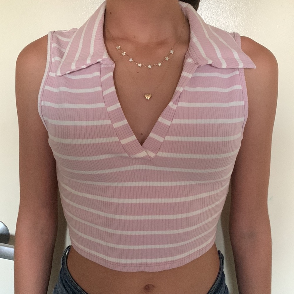Pink top casual and cute for a day out it’s a medium and it’s cropped